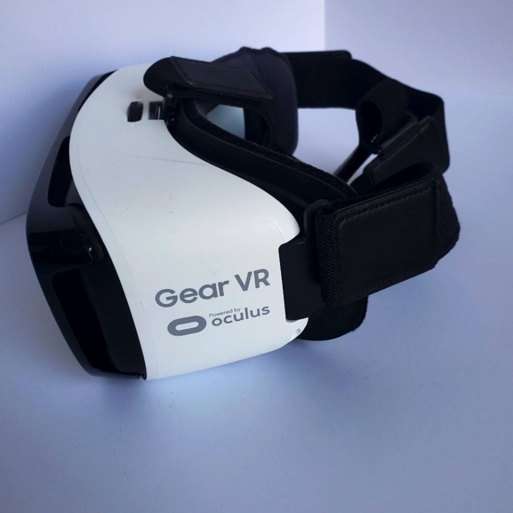 Samsung Gear VR, Virtual Reality Headset, Powered by Oculus